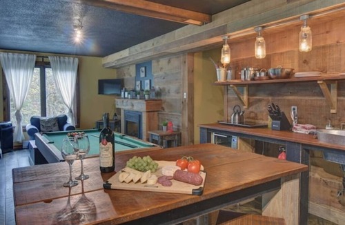 Cantley Apartment | Lake Front Loft 4 | Private Lake, Hot Tub & Pool Table Retreat (Sleeps 4)