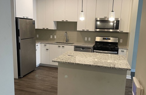 Getty Square Apartment | Lake Front Updated apartment with Amenities