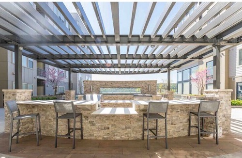 Getty Square Apartment | Lake Front Updated apartment with Amenities