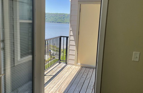 Getty Square Apartment | Lake Front Updated apartment with Amenities