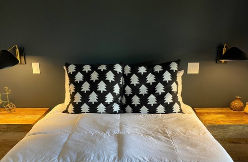 Town of Copake House | Lake House- amazing sunsets, kayaks, fire pit, family friendly (sleeps 6).