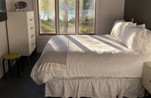 Town of Copake House | Lake House- amazing sunsets, kayaks, fire pit, family friendly (sleeps 6).