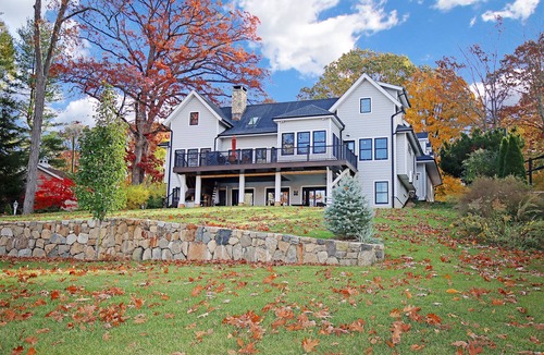 Danbury House | Lake House Retreat on beautiful Candlewood Lake