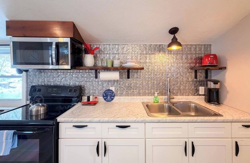 Lochmere Apartment | Lake & Mtn Views, Modern Comfort for 2!