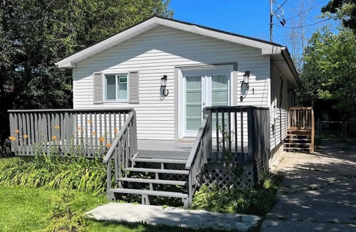 Georgina Cottage | Lake Simcoe Beach Oasis with Backyard and Firepit