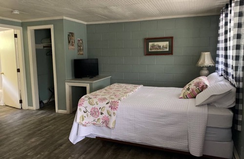 Holderness Hotel | Lake Suite 6, Full Kitchen, Private Beach + Dock Access, Not Dog Friendly
