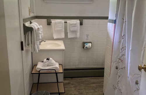 Holderness Hotel | Lake Suite 6, Full Kitchen, Private Beach + Dock Access, Not Dog Friendly