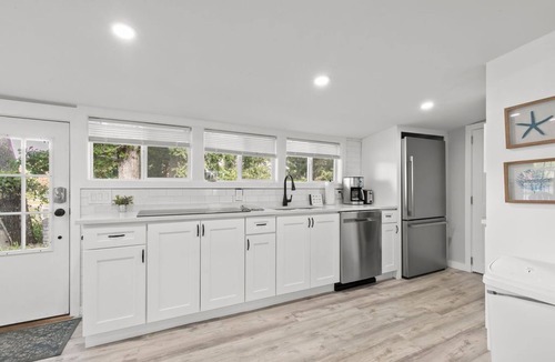 Plymouth Cottage | Lake View | Water Access | Deck | Firepit-AC-Kayak