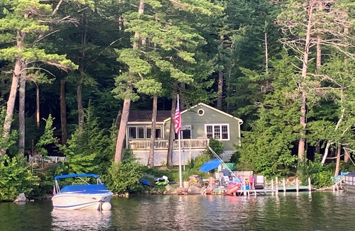 Alton Cottage | Lake Winnipesaukee Private Waterfront 3-bedroom cottage & dock in Roberts Cove.