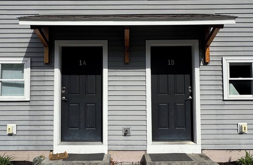 Lochmere House | Lakefront 3-bedroom Duplex on Lake Winnisquam, docks, Beach, WiFi, AC. B1A