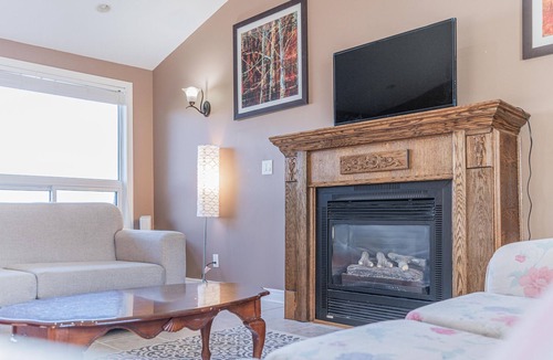 Alcona Cottage | Lakefront 4BDR Cottage in Innisfil with Firepit, BBQ and 500Mbps WiFi