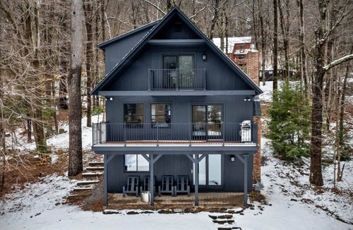 Newbury House | Lakefront 5-BR Chalet 15-Min. to Mt. Sunapee
