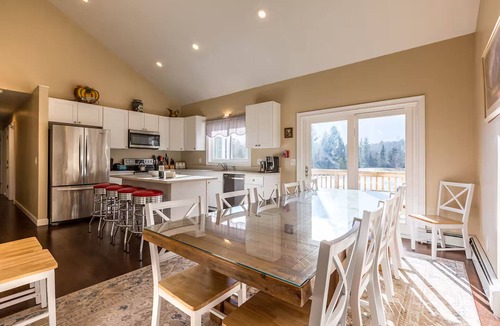 Londonderry House | Lakefront 9BR Retreat - Hot Tub + Game room + Sleeps 15