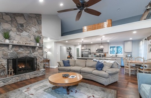 Lake Harmony House | Lakefront Beauty ~ Hot Tub & Arcade Room!- sleeps13