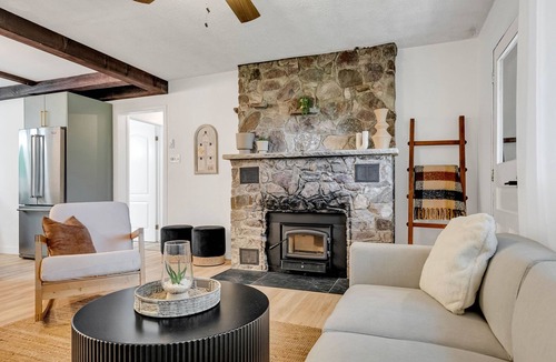 Val-des-Monts Cottage | Lakefront Cottage with Huge Yard & Sunroom - 35min From Ottawa