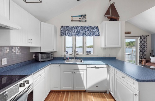 Laconia Cottage | Lakefront Cottage on Winnipesaukee - Just steps from the Lake! Pet Friendly!