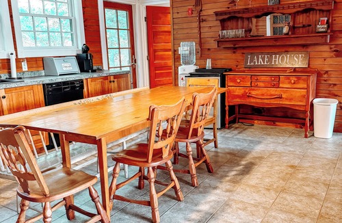 Pine River Pond House | LAKEFRONT ESCAPE-💦HOT TUB⚓️DOCK 🛶 KAYAKS + PADDLEBOARDS☀️VIEWS