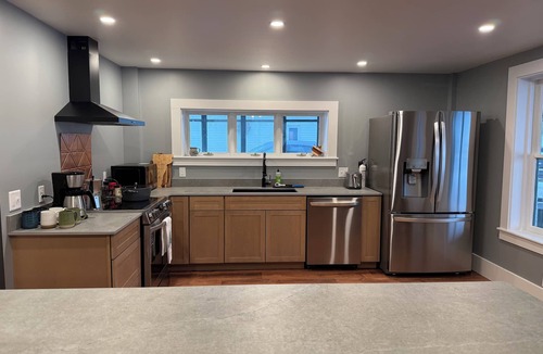 St. Albans House | Lakefront Farmhouse on Lake Champlain - Sleeps 12 - Fall Weekends