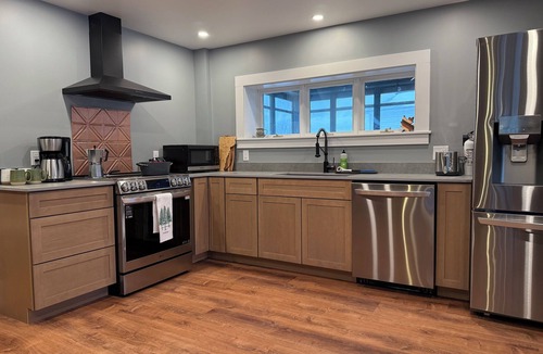 St. Albans House | Lakefront Farmhouse on Lake Champlain - Sleeps 12 - Fall Weekends