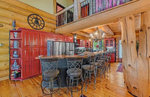 Grey Highlands Cottage | *Lakefront Log Home* 7BR Fire Pit Games Gym
