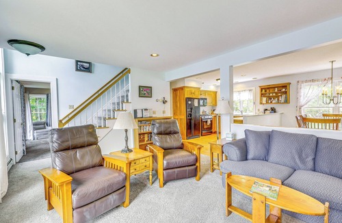 New London House | Lakefront New London Retreat w/Dock & Hot Tub!