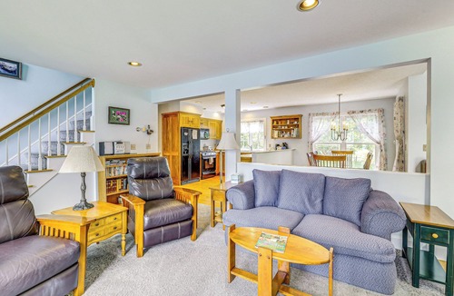 New London House | Lakefront New London Retreat w/Dock & Hot Tub!
