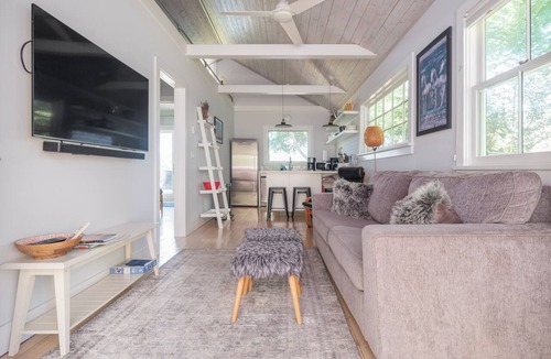 East Marion Cabin | Lakefront North Fork Cottage, walkable to public beach