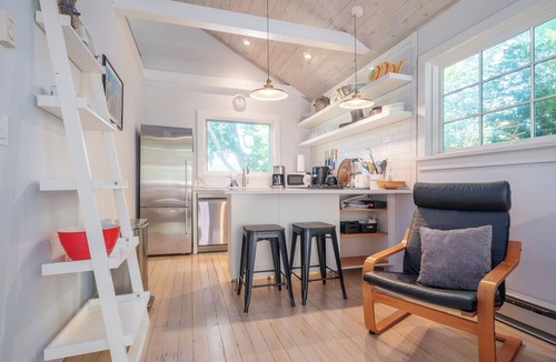 East Marion Cabin | Lakefront North Fork Cottage, walkable to public beach