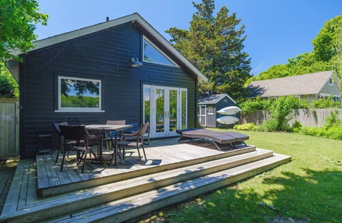 East Marion Cabin | Lakefront North Fork Cottage, walkable to public beach