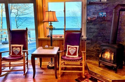 Sodus House | Lakefront Oak Cottage Hot Tub & Fire Pit