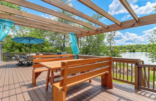 Pocono Summit Cabin | Lakefront Pocono Retreat w/Hot Tub & Movie Hub