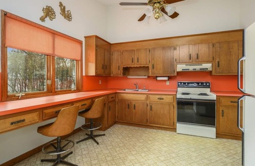 Mashpee House | Lakefront property on John’s Pond. Dock, Bring your boat! Close to Sea to shining Sea bike Path, Close to Mashpee town Beach, Close to great shopping in Mashpee Commons