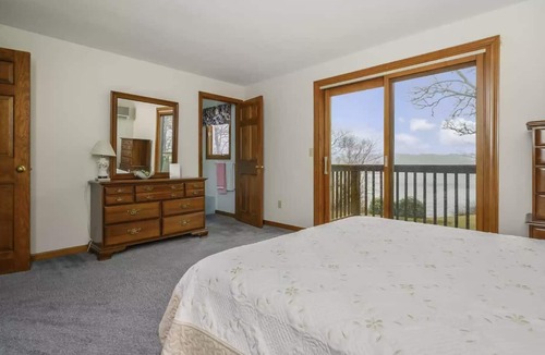 Mashpee House | Lakefront property on John’s Pond. Dock, Bring your boat! Close to Sea to shining Sea bike Path, Close to Mashpee town Beach, Close to great shopping in Mashpee Commons