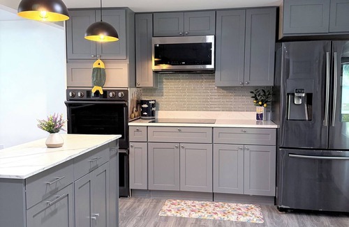 Plymouth House | Lakefront Retreat-Private Dock, Kayaks & Fire Pit -Perfect for Families & Groups