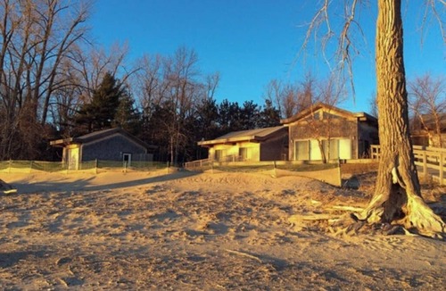 South Hero House | Lakefront Water View Cottage: Sandy beach, dog friendly, bocce & AC