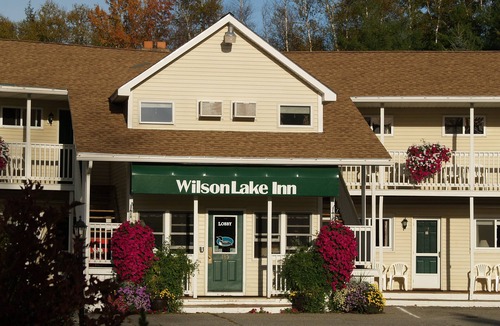 Dryden Apartment | Lakefront Wilson Lake Inn | Kayaks, Canoes, WiFi & Porch | Wilton, ME
