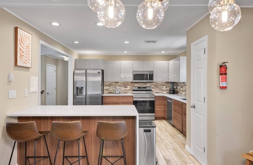 Pocono Summit House | LAKEFRONT with Hot Tub by Kalahari, Camelback & Casino!