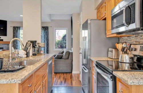West Hartford Condo | Lakeland Village Condo with Private Lake Views