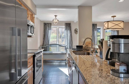 West Hartford Condo | Lakeland Village Condo with Private Lake Views