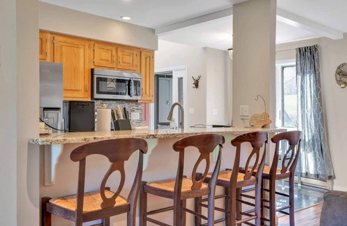 West Hartford Condo | Lakeland Village Condo with Private Lake Views