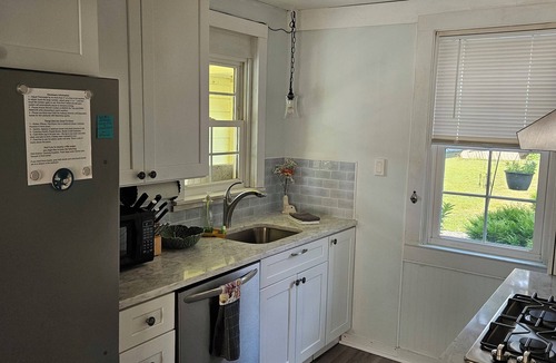 Niantic House | Lakeside Bliss