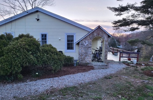 Niantic House | Lakeside Bliss
