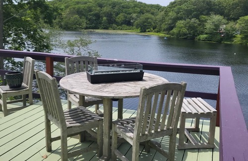 Niantic House | Lakeside Bliss