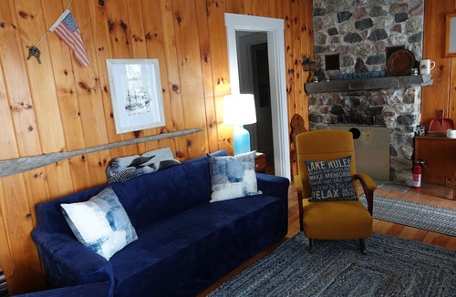 Liberty House | Lakeside cottage, beautiful views, private >> September dates now available!