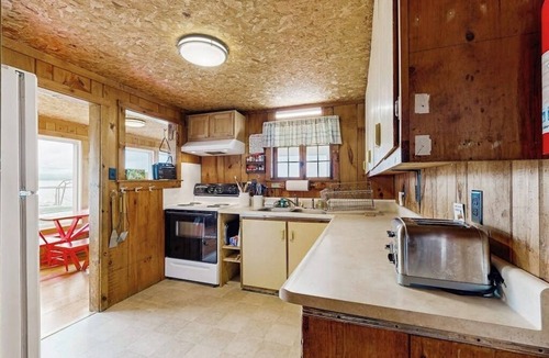 Malletts Bay House | Lakeside cottage w/mountain views, canoes, firepit, enclosed porch, bbq, beach