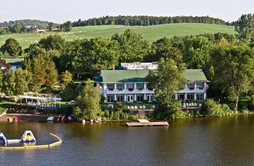 Otonabee-South Monaghan Cottage | Lakeside Getaway Perfect for Families: Playgrounds, Nature Trails & Adventure