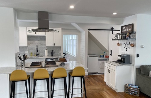 Wakefield House | Lakeside Luxury, 5min walk to town and train to Boston, 1st Floor Condo