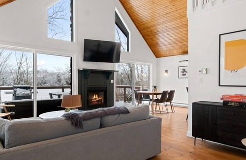 Becket House | Lakeside Retreat | Dock, Kayaks & Fire Pit