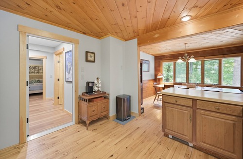 Bridgewater House | Lakeview Cabin w/Private Beach – Pet-Friendly, Family Fun, Skiing Nearby