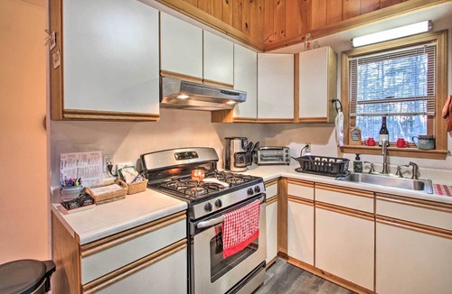 Eidelweiss Village Cabin | Lakeview Forest Cabin w/Deck < 1/2 Mile to Beach!